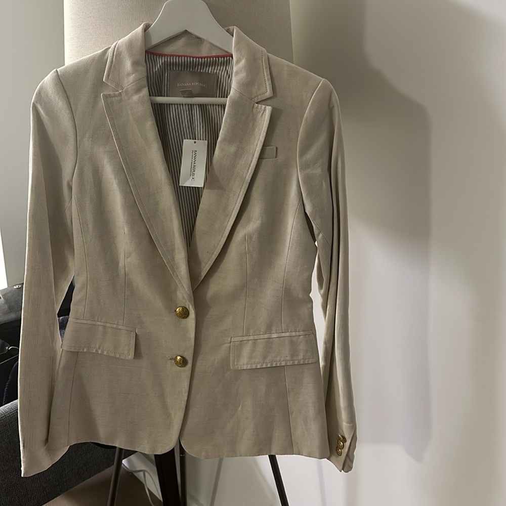 Classic fit blazer, 63% Cotton, 37% Linen , size 2, new with tag